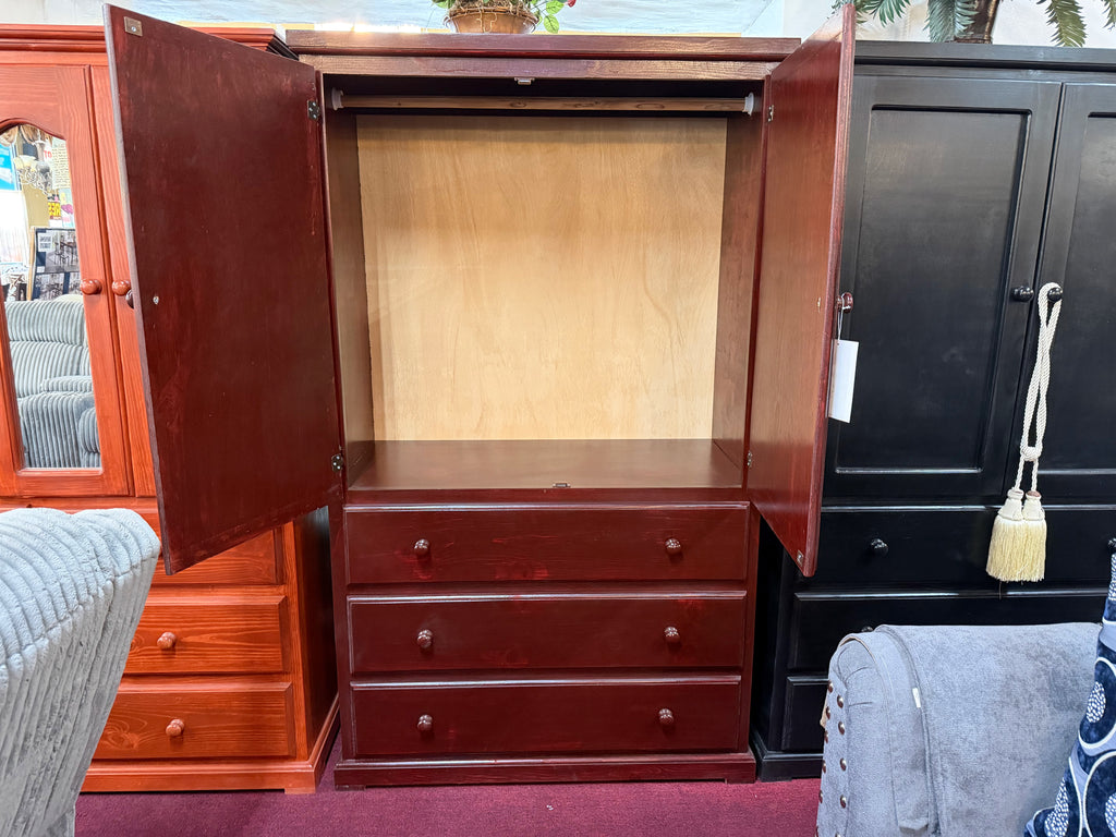 Closet with 3 Drawers