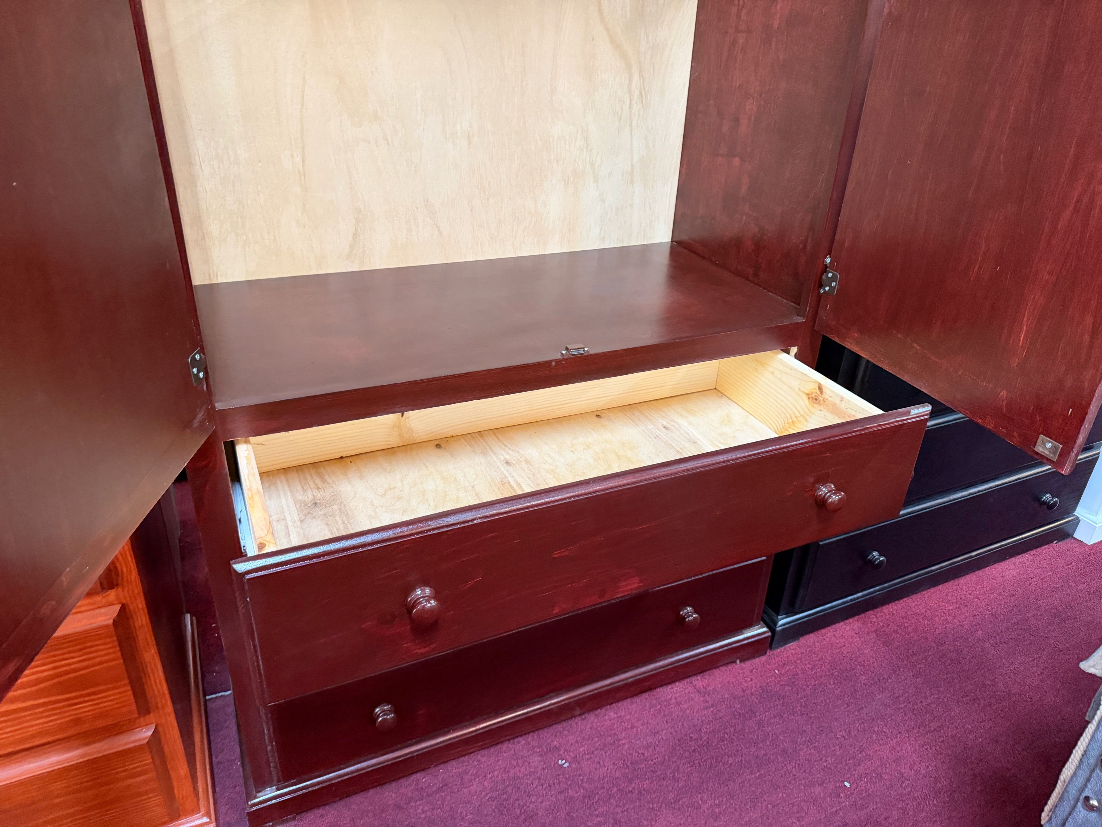 Closet with 3 Drawers